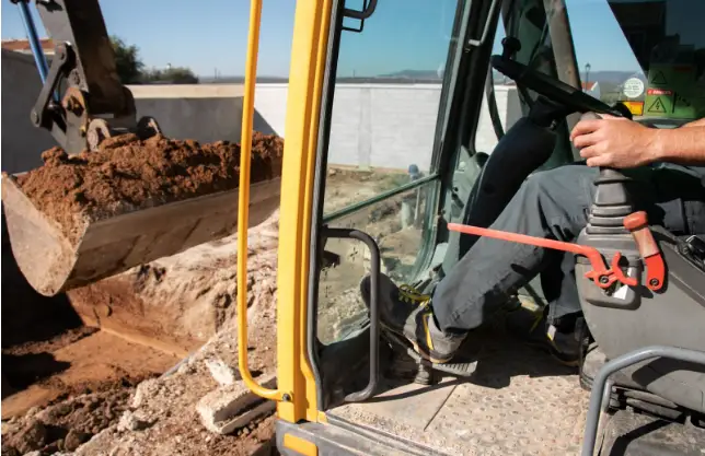 Excavator bucket for precision digging